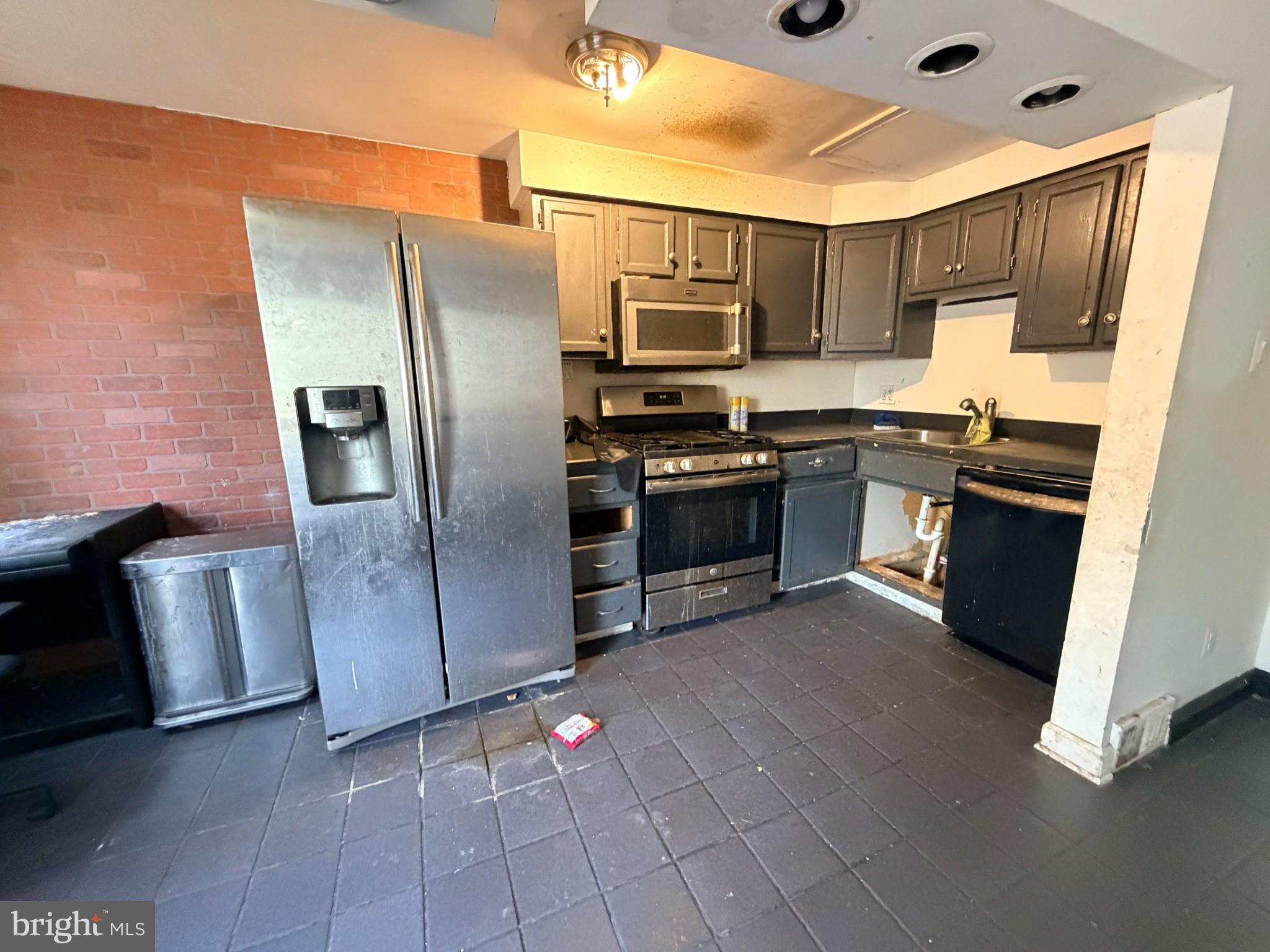 327 West 21st Street Chester, PA 19013 - Photo 5 of 34