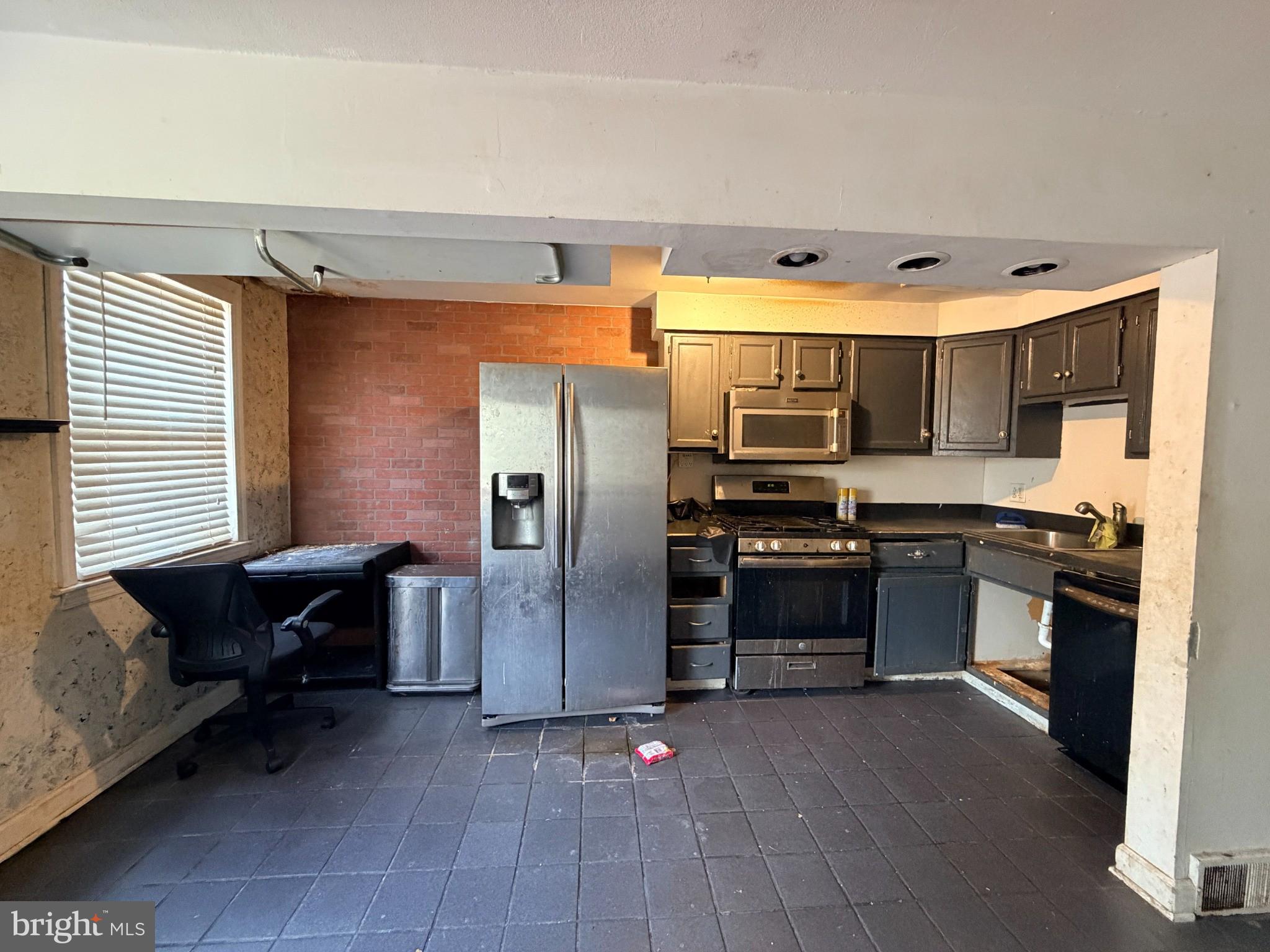 327 West 21st Street Chester, PA 19013 - Photo 6 of 34