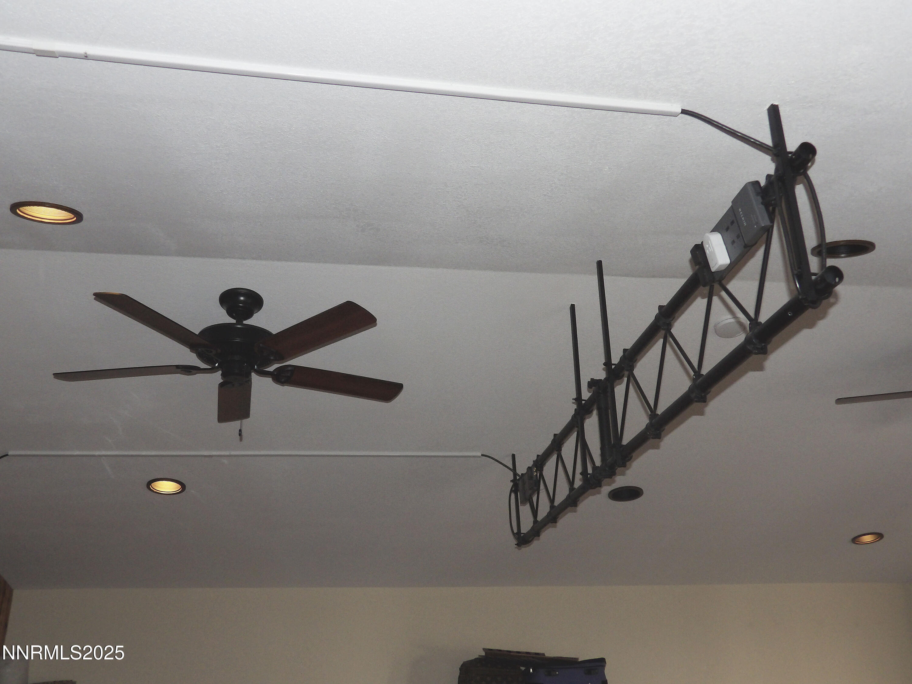 3195 Quick Cal Way Fernley, NV 89408 - Photo 35 of 61 Studio-LightingSetup