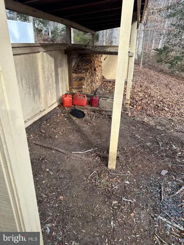 a view of entryway with a front door