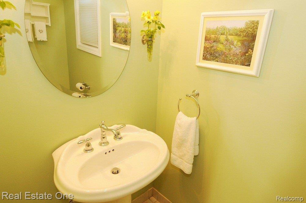 25390 Wykeshire Road Farmington, MI 48336 - Photo 11 of 16 Stylish Powder Room