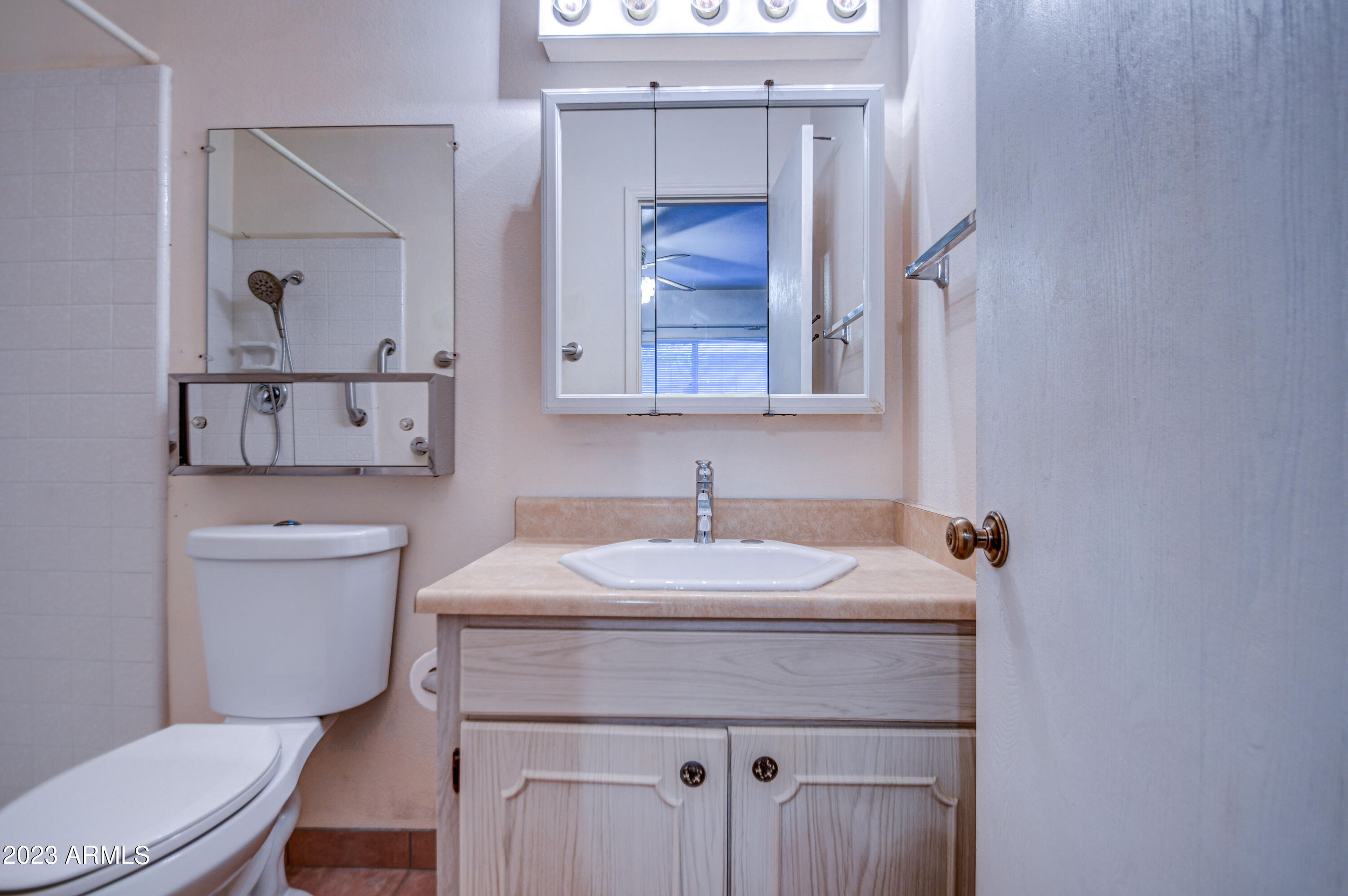 6414 South Newberry Road, Unit B Tempe, AZ 85283 - Photo 15 of 30 Primary Bath 1