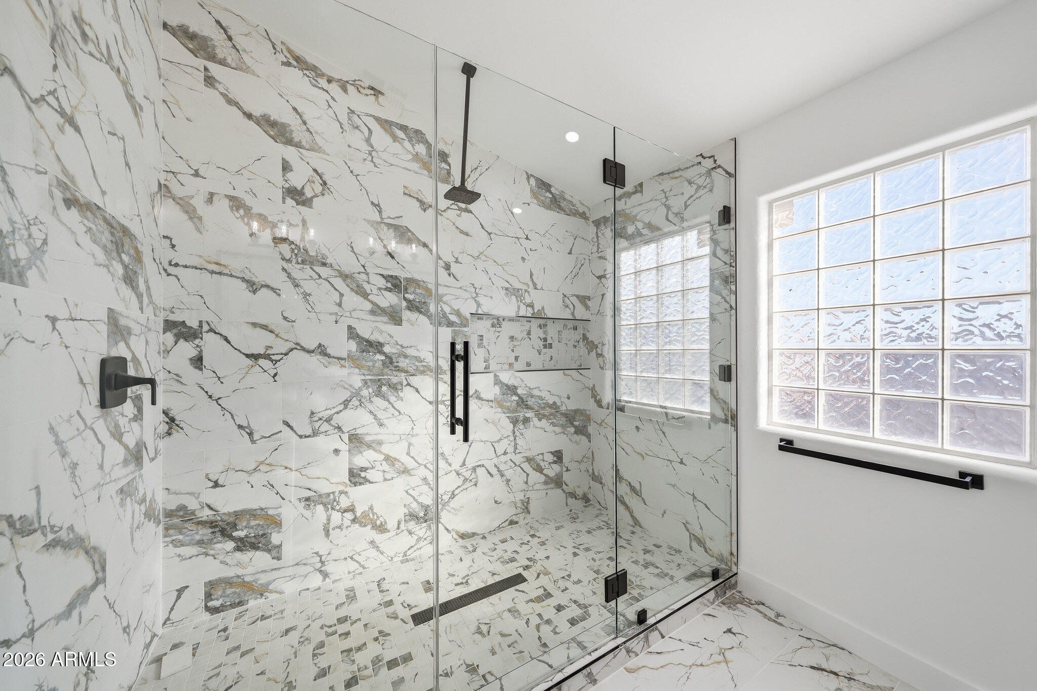 916 East Harwell Road Phoenix, AZ 85042 - Photo 11 of 27 a bathroom with shower