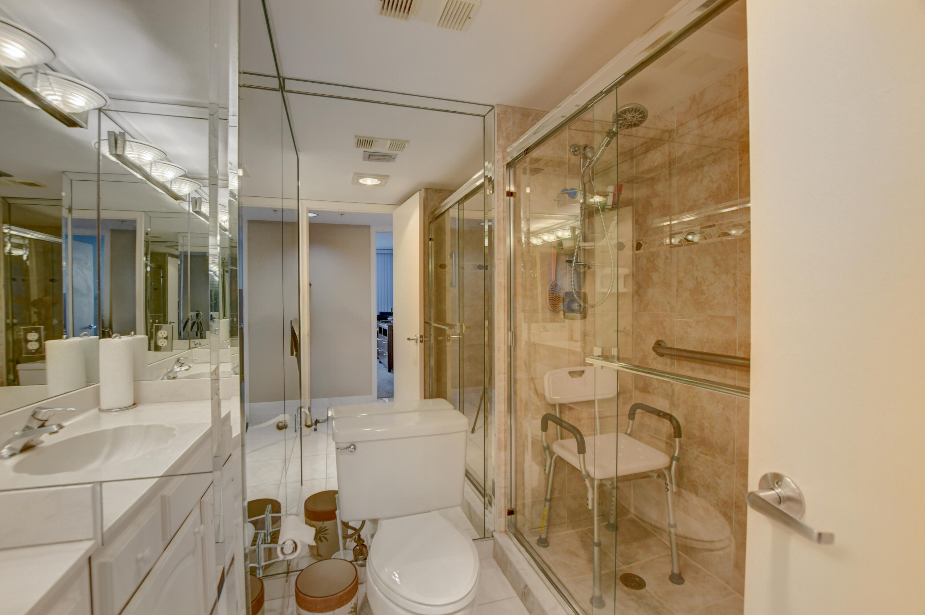7768 Lakeside Boulevard, Unit 586 Boca Raton, FL 33434 - Photo 18 of 51 Guest bath