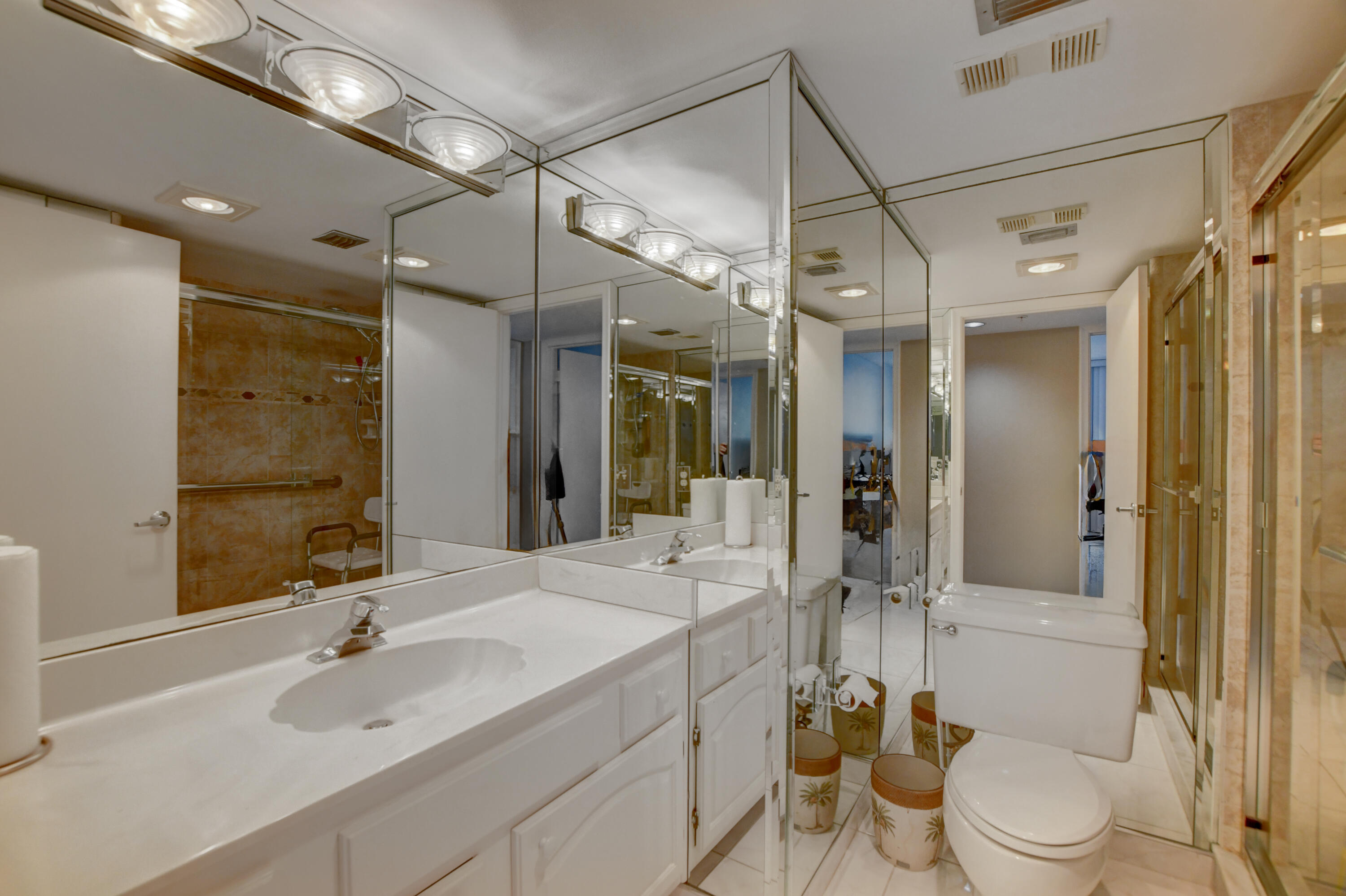 7768 Lakeside Boulevard, Unit 586 Boca Raton, FL 33434 - Photo 19 of 51 Guest bath