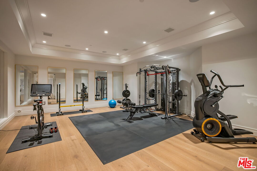 22 Oakmont Drive Los Angeles, CA 90049 - Photo 16 of 23 Gallery Image 16