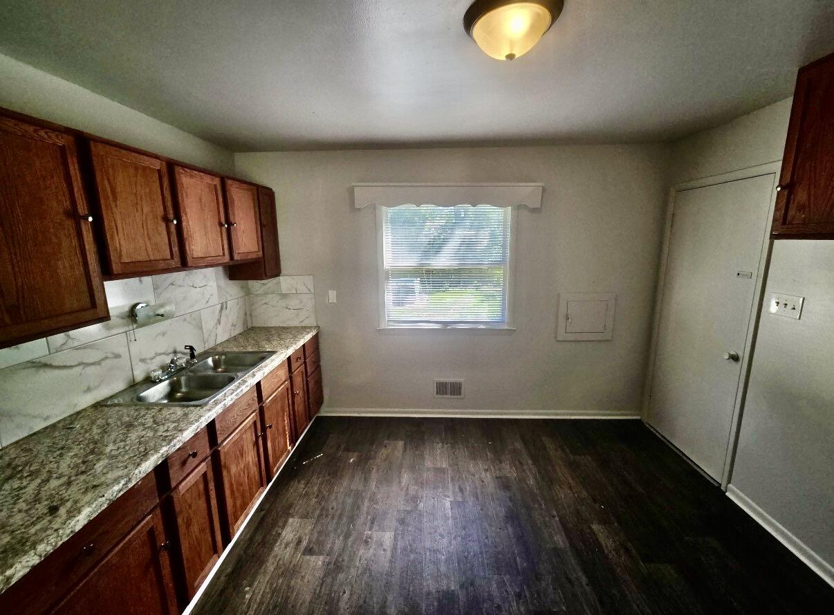 5280 North 65th Street Milwaukee, WI 53218 - Photo 3 of 18 IMG_6847