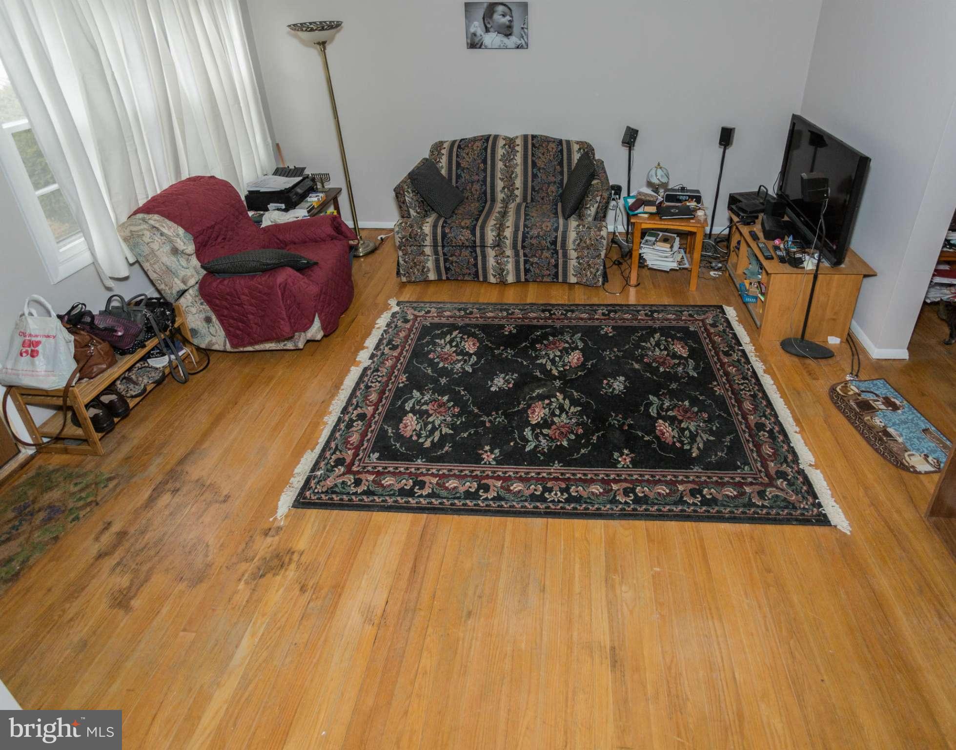 4395 Crest Heights Road Baltimore, MD 21215 - Photo 4 of 26 Living Room