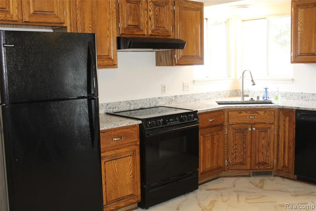 3759 Dearborn Avenue Rochester Hills, MI 48309 - Photo 8 of 33
