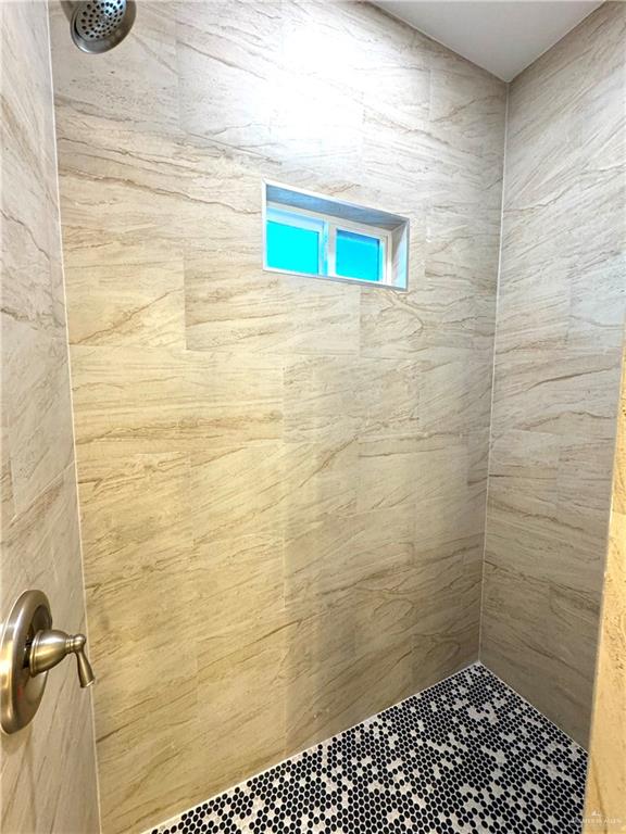 2810 Stablewood Mission, TX 78574 - Photo 13 of 18 a bathroom with a shower