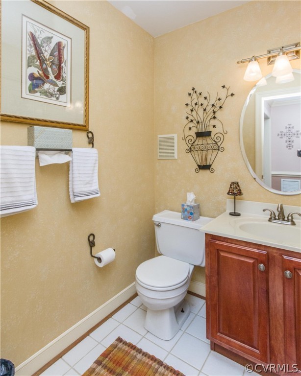 14010 Fiddlers Ridge Road Midlothian, VA 23112 - Photo 17 of 36 a bathroom with a toilet sink and mirror