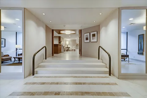 $525,000 | 5001 Woodway Drive, Unit 1106, Houston, TX 77056