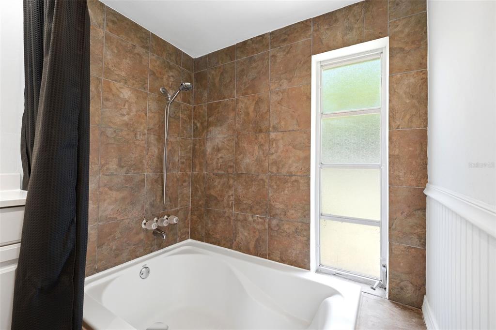 3303 Williamsburg Loop Holiday, FL 34691 - Photo 21 of 31 a bathroom with a bathtub