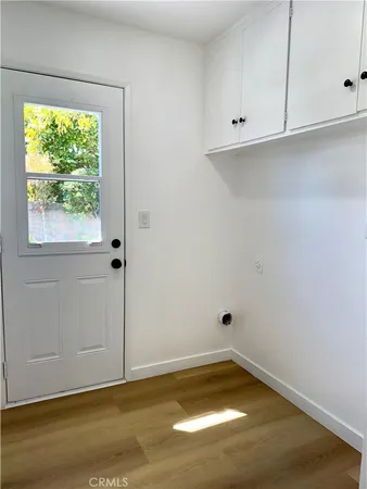 a view of empty room with window