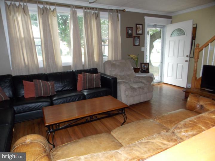 228 Upland Road Brookhaven, PA 19015 - Photo 3 of 25 Living Room