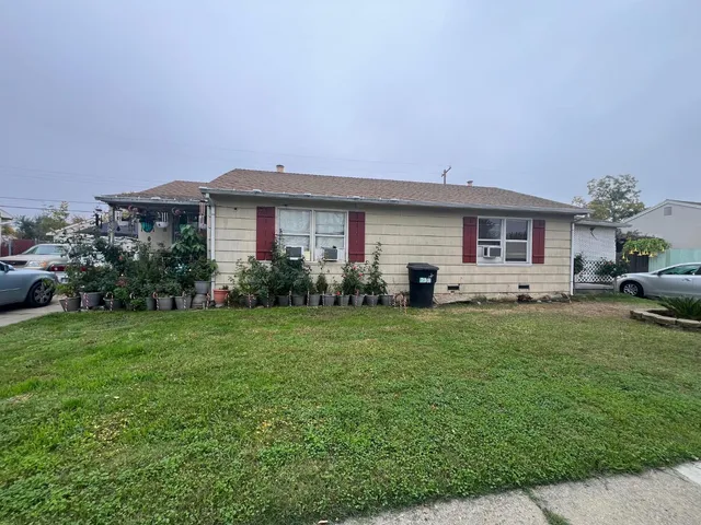 a front view of house with yard