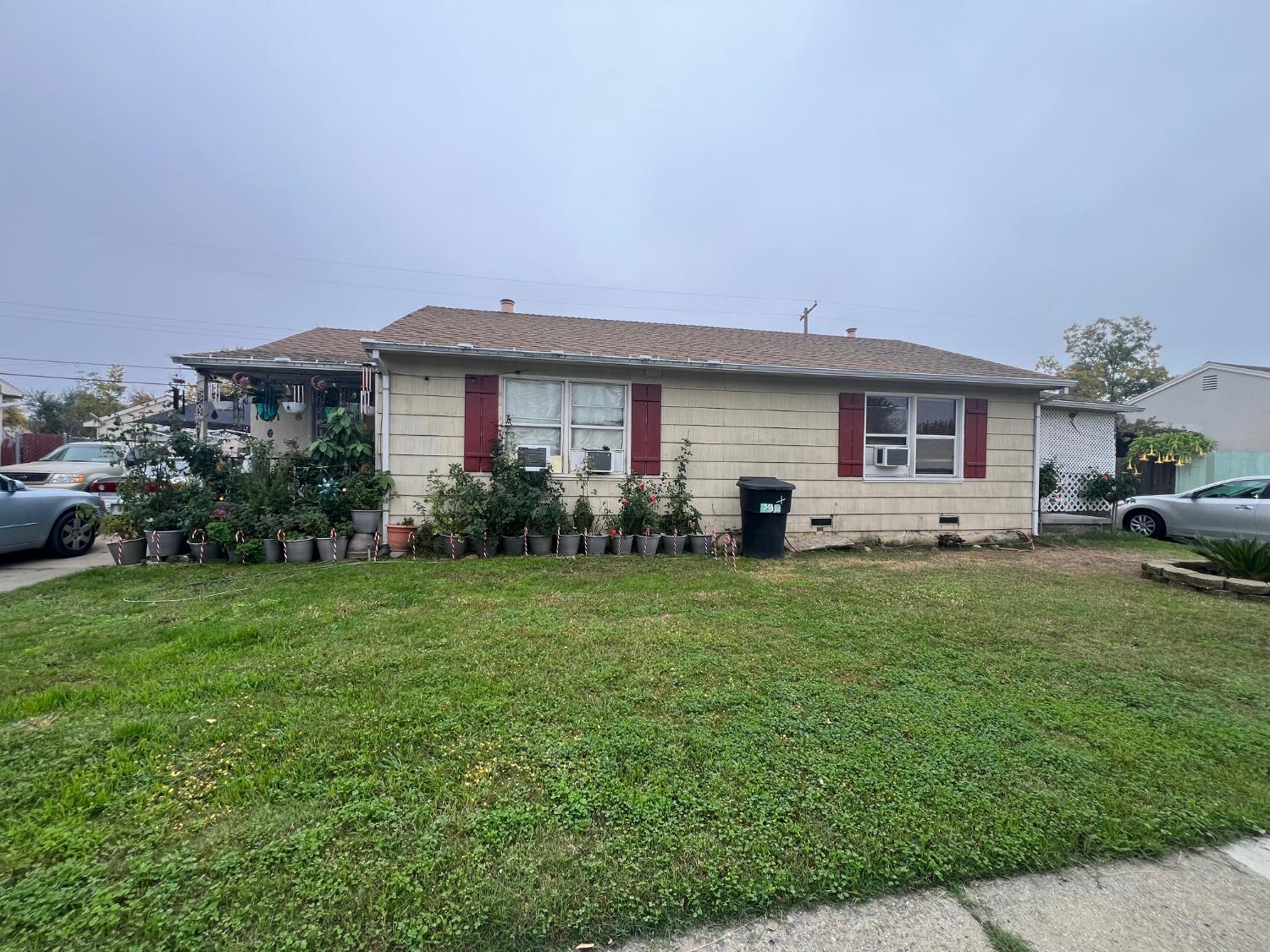 5202 Thurman Way Sacramento, CA 95824 - Photo 16 of 24 a front view of house with yard