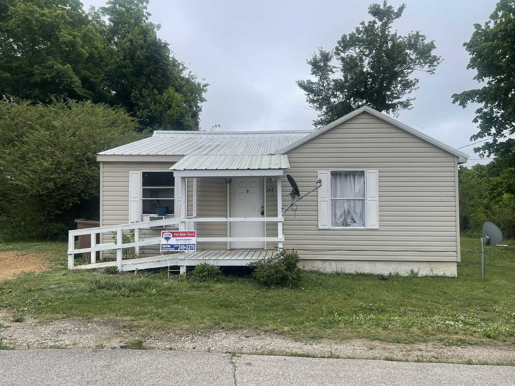 263 Reeves Street Lexington, TN 38351 - Photo 2 of 19 a front view of a house with a yard