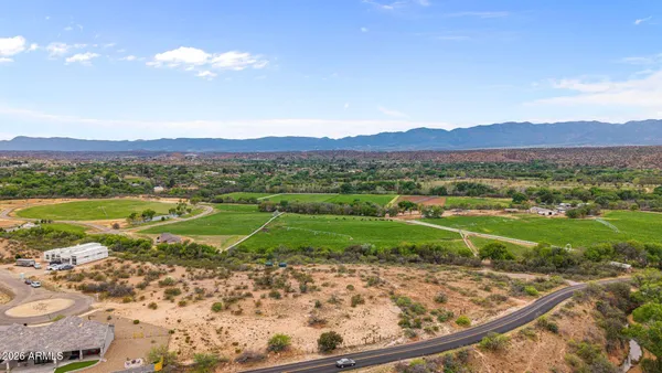 a view of a back yard