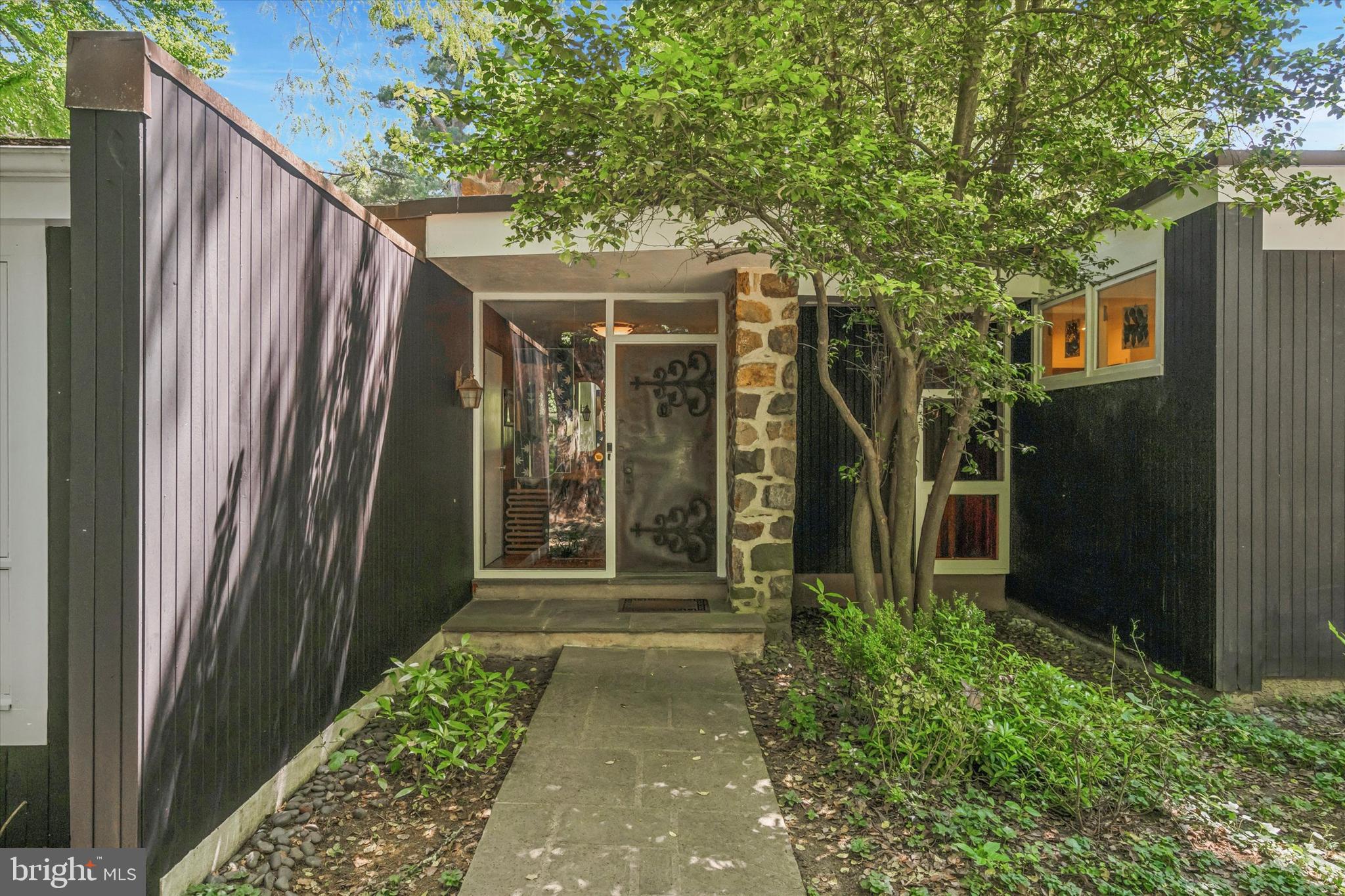 4029 Apalogen Road Philadelphia, PA 19129 - Photo 3 of 40