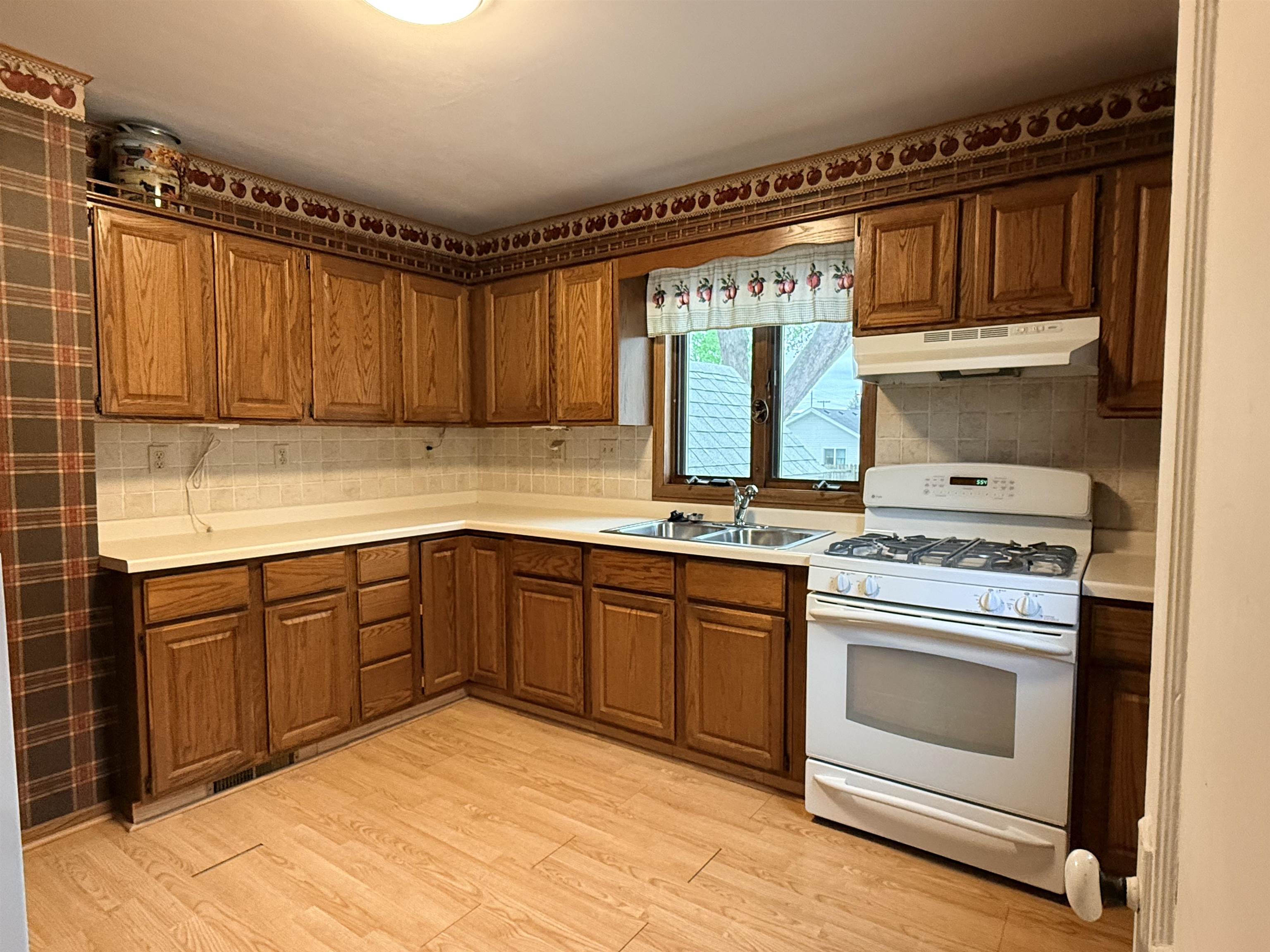 1314 Packers Avenue Madison, WI 53704 - Photo 8 of 23