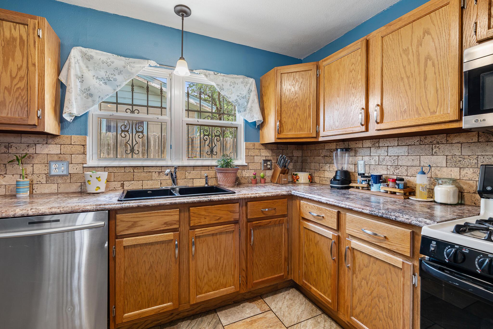 2811 Carter Street Amarillo, TX 79103 - Photo 9 of 30 KITCHEN