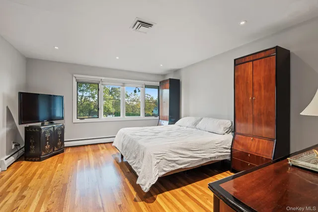 $1,495,000 | 158 Old Courthouse Road, Manhasset Hills, NY 11040