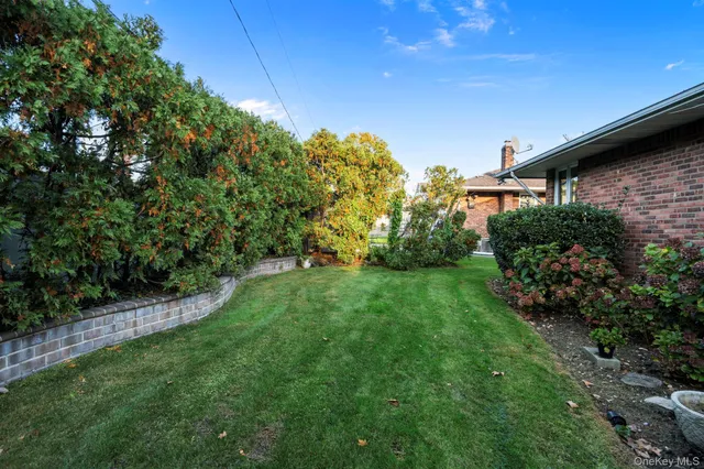 $1,495,000 | 158 Old Courthouse Road, Manhasset Hills, NY 11040