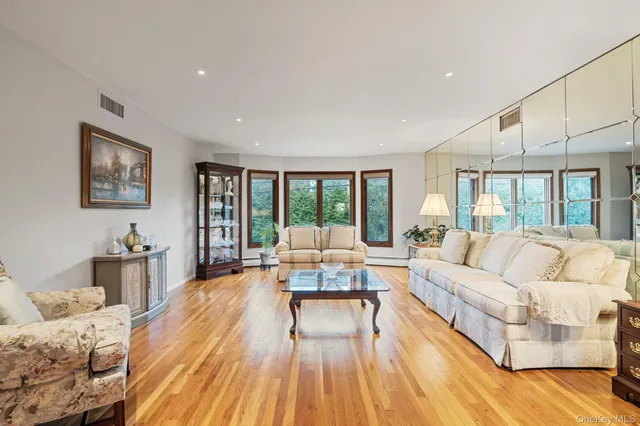 $1,495,000 | 158 Old Courthouse Road, Manhasset Hills, NY 11040