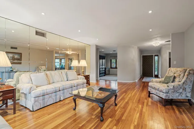 $1,495,000 | 158 Old Courthouse Road, Manhasset Hills, NY 11040