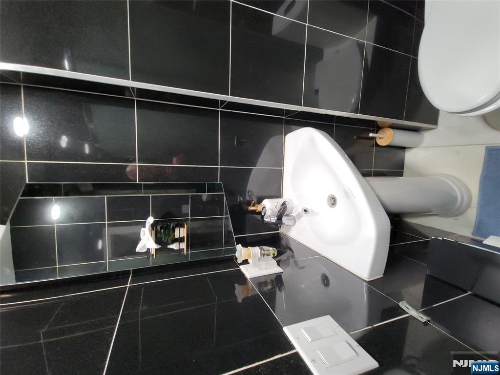 576 Ridgeland Terrace Englewood, NJ 07631 - Photo 7 of 22