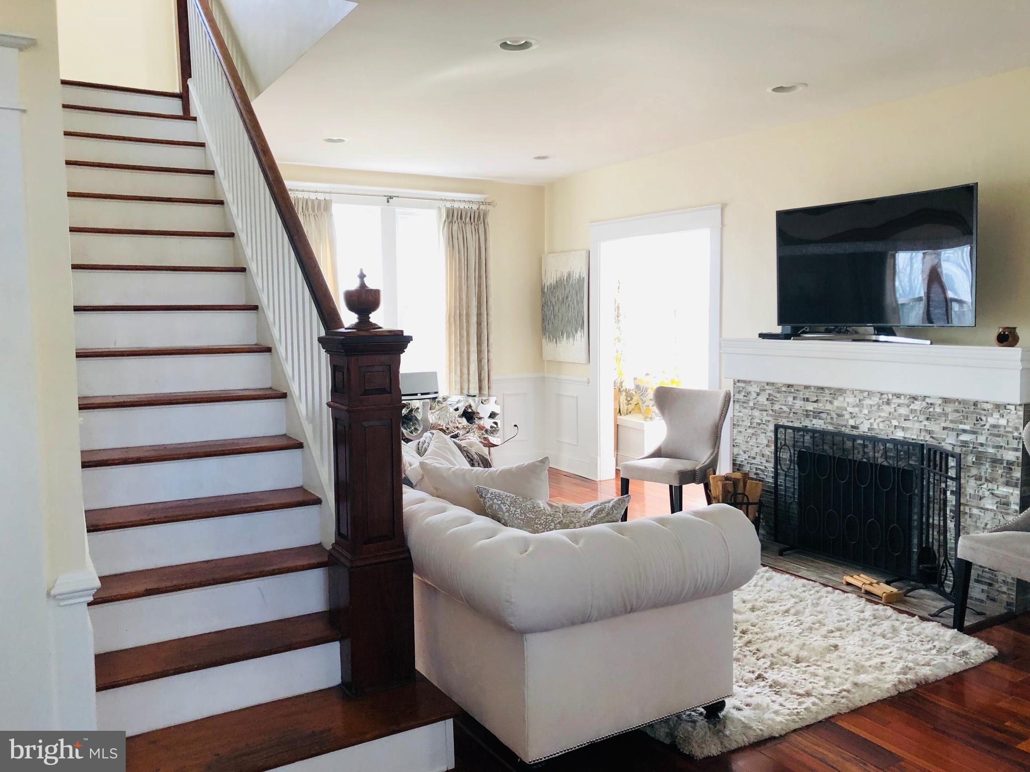 207 Mallow Hill Road Baltimore, MD 21229 - Photo 5 of 65 Living Room Entry