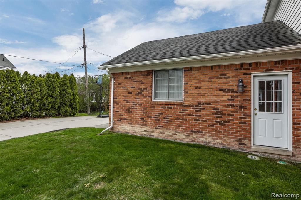 1110 Vernier Road Grosse Pointe Woods, MI 48236 - Photo 29 of 33