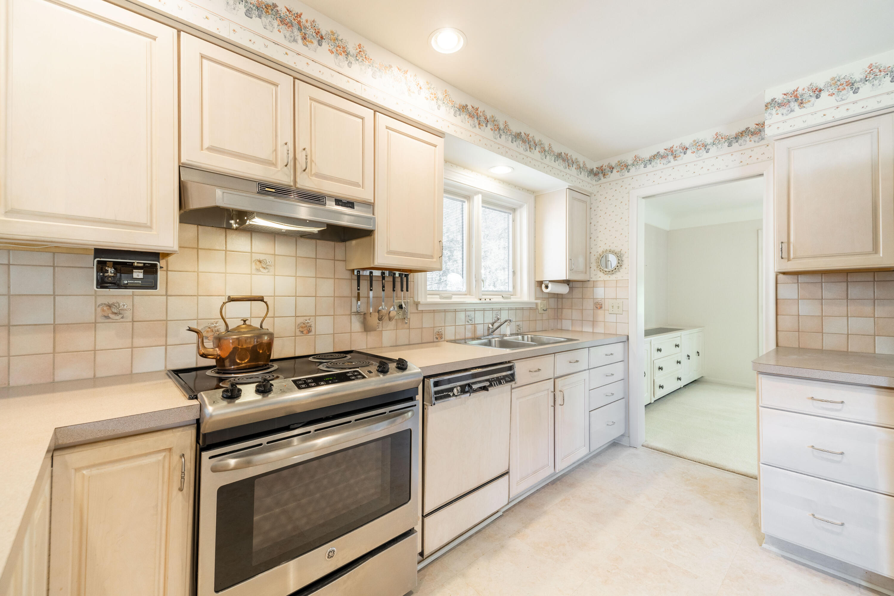 8480 Hampton Road Grosse Ile, MI 48138 - Photo 12 of 39 9480 Hampton, Grosse Ile (12 of 39)
