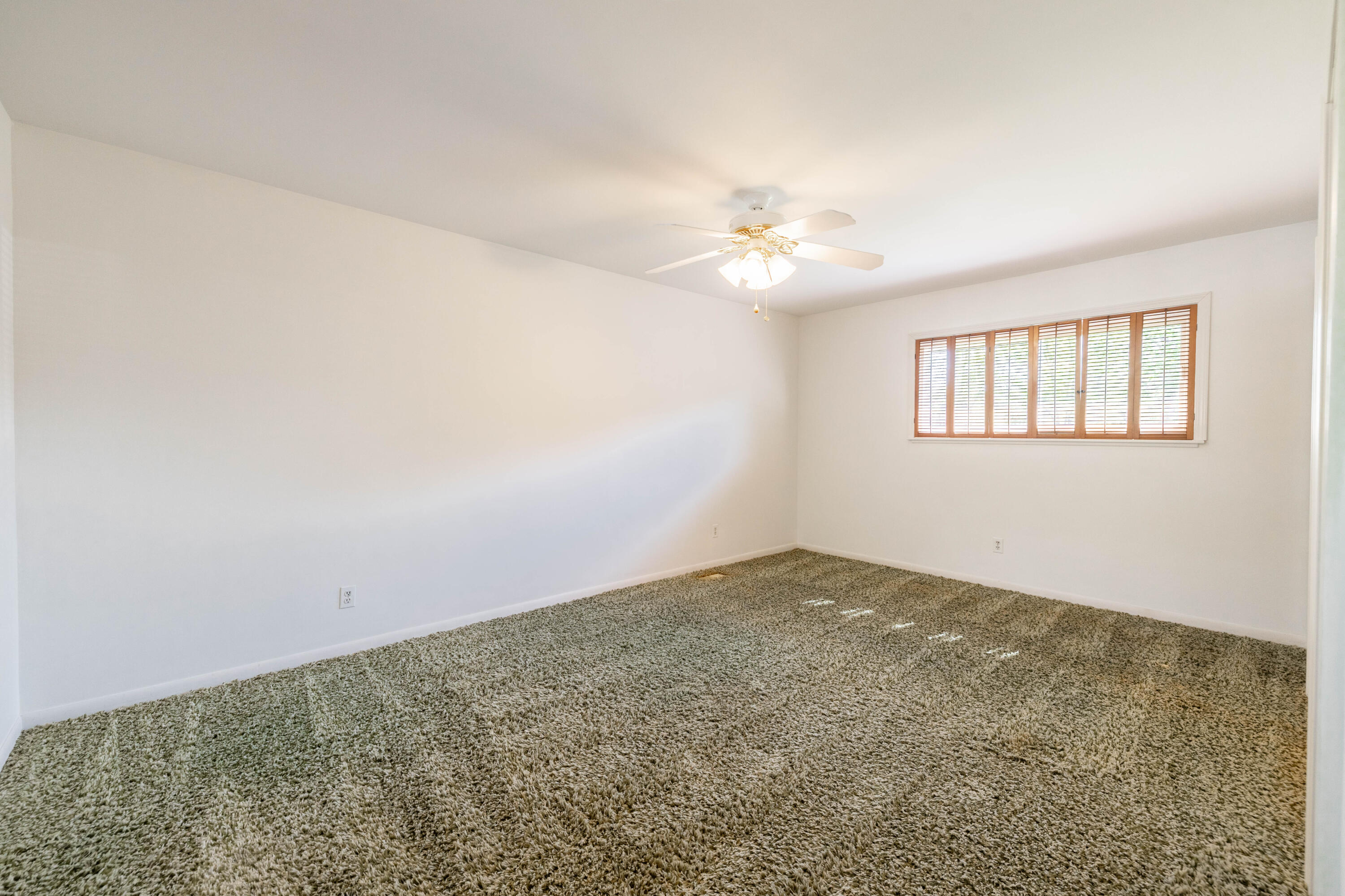 8480 Hampton Road Grosse Ile, MI 48138 - Photo 23 of 39 pri