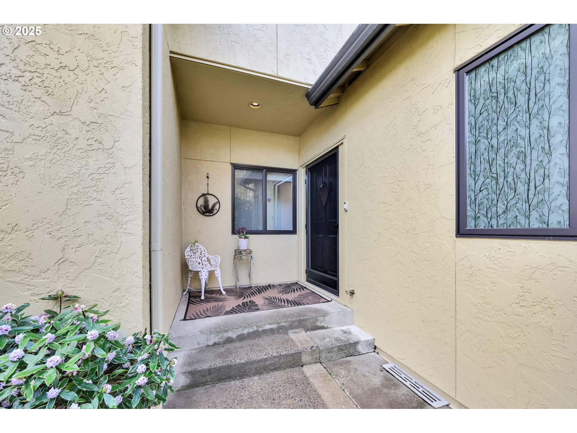 579 Wimbledon Court Eugene, OR 97401 - Photo 11 of 46 a living room with a couch and a potted plant