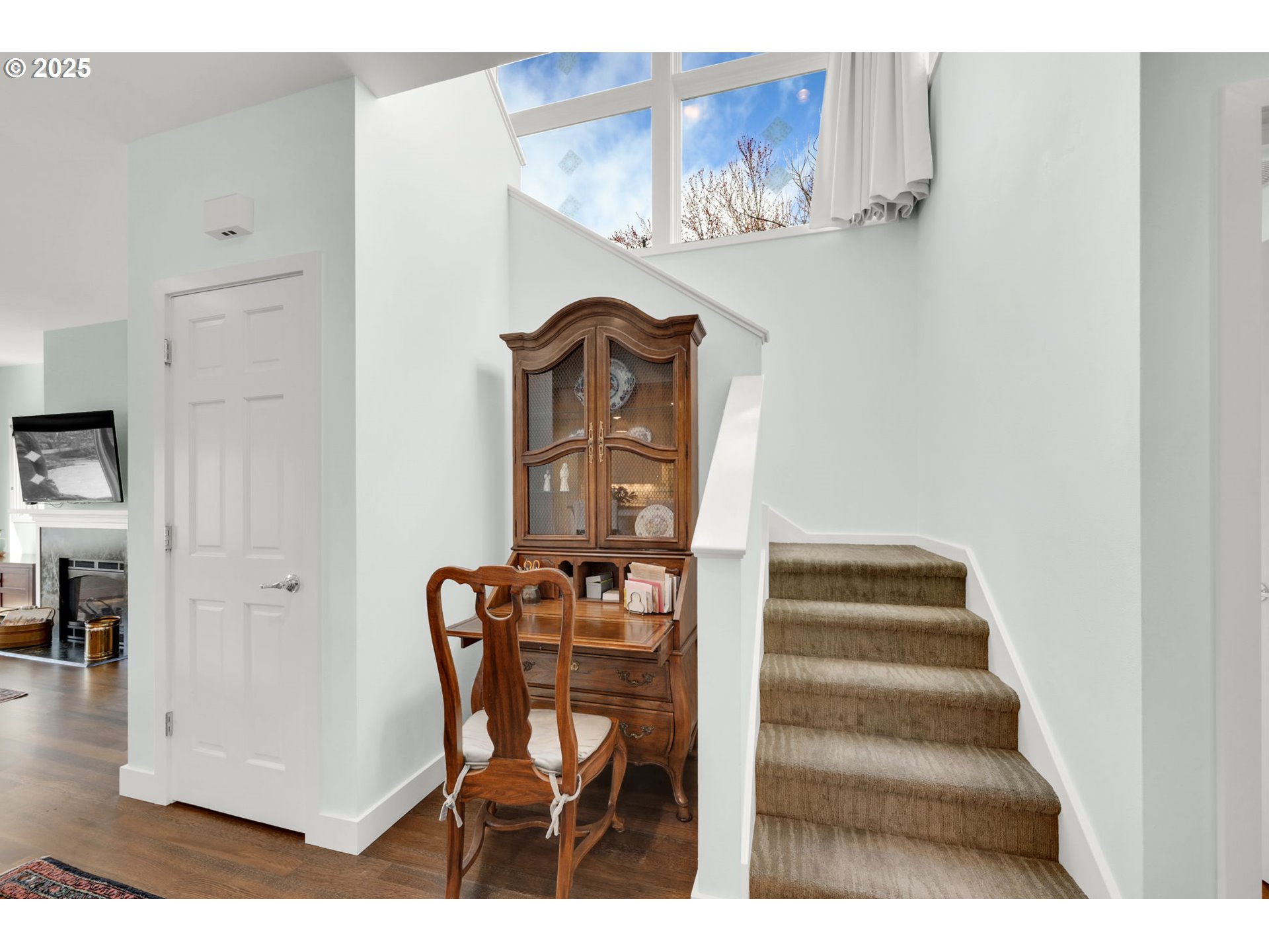 579 Wimbledon Court Eugene, OR 97401 - Photo 18 of 46 a view of entryway and hall with wooden floor