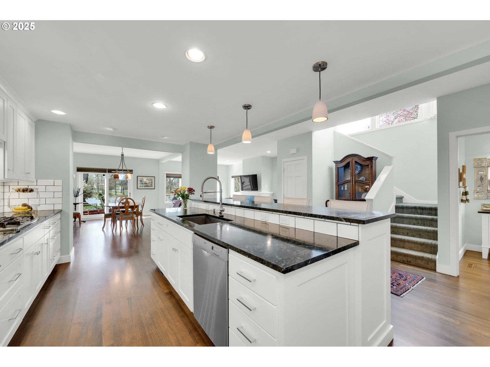 579 Wimbledon Court Eugene, OR 97401 - Photo 22 of 46 a kitchen with lots of counter space