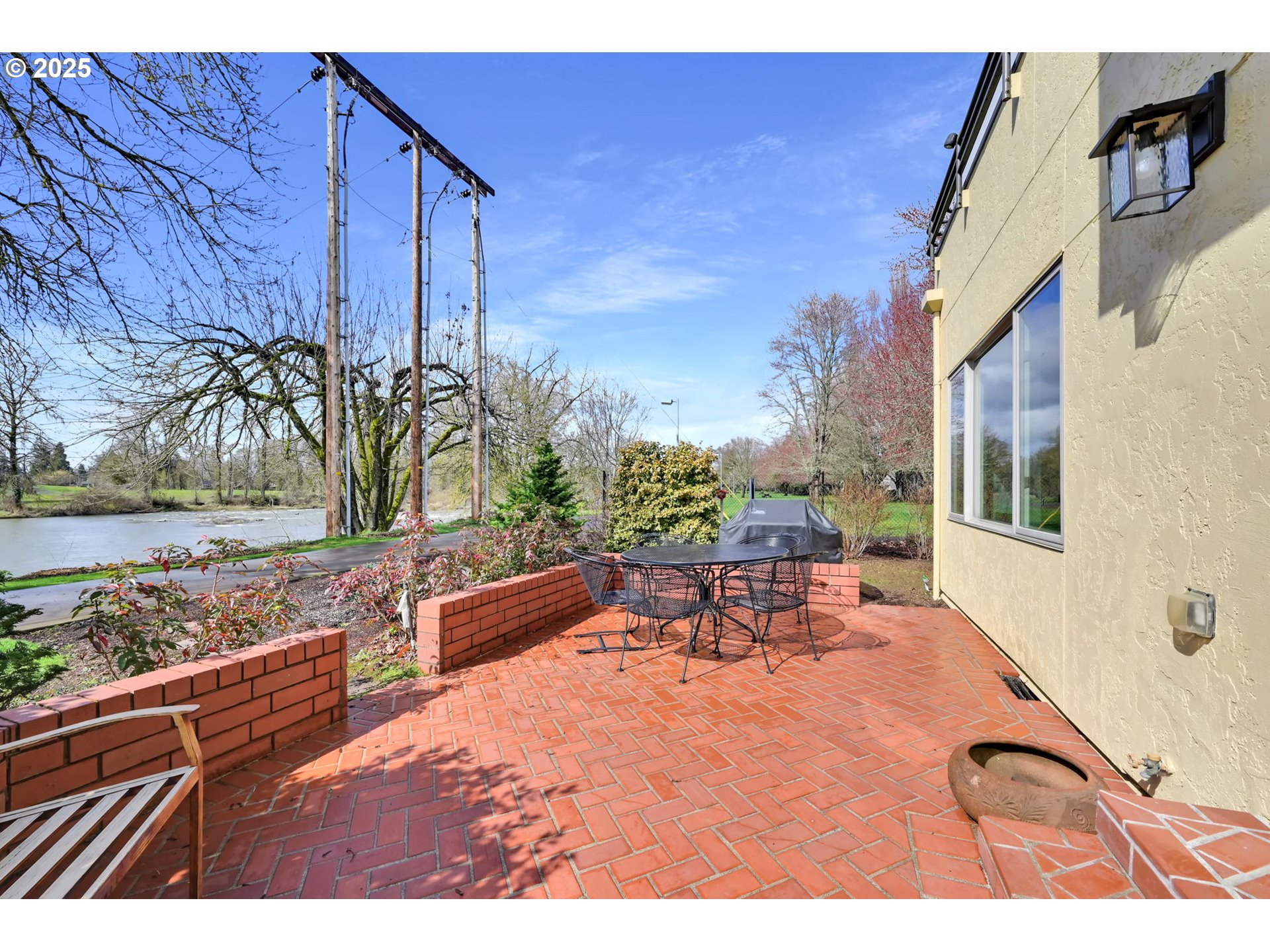 579 Wimbledon Court Eugene, OR 97401 - Photo 28 of 46 a view of a patio with a table and chairs