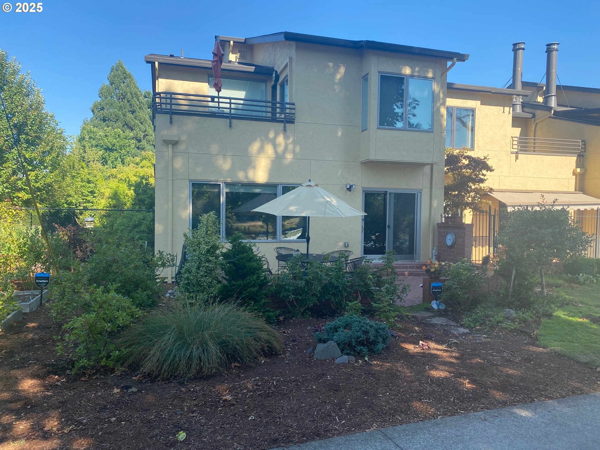 579 Wimbledon Court Eugene, OR 97401 - Photo 3 of 46 a front view of a house with yard and tree s