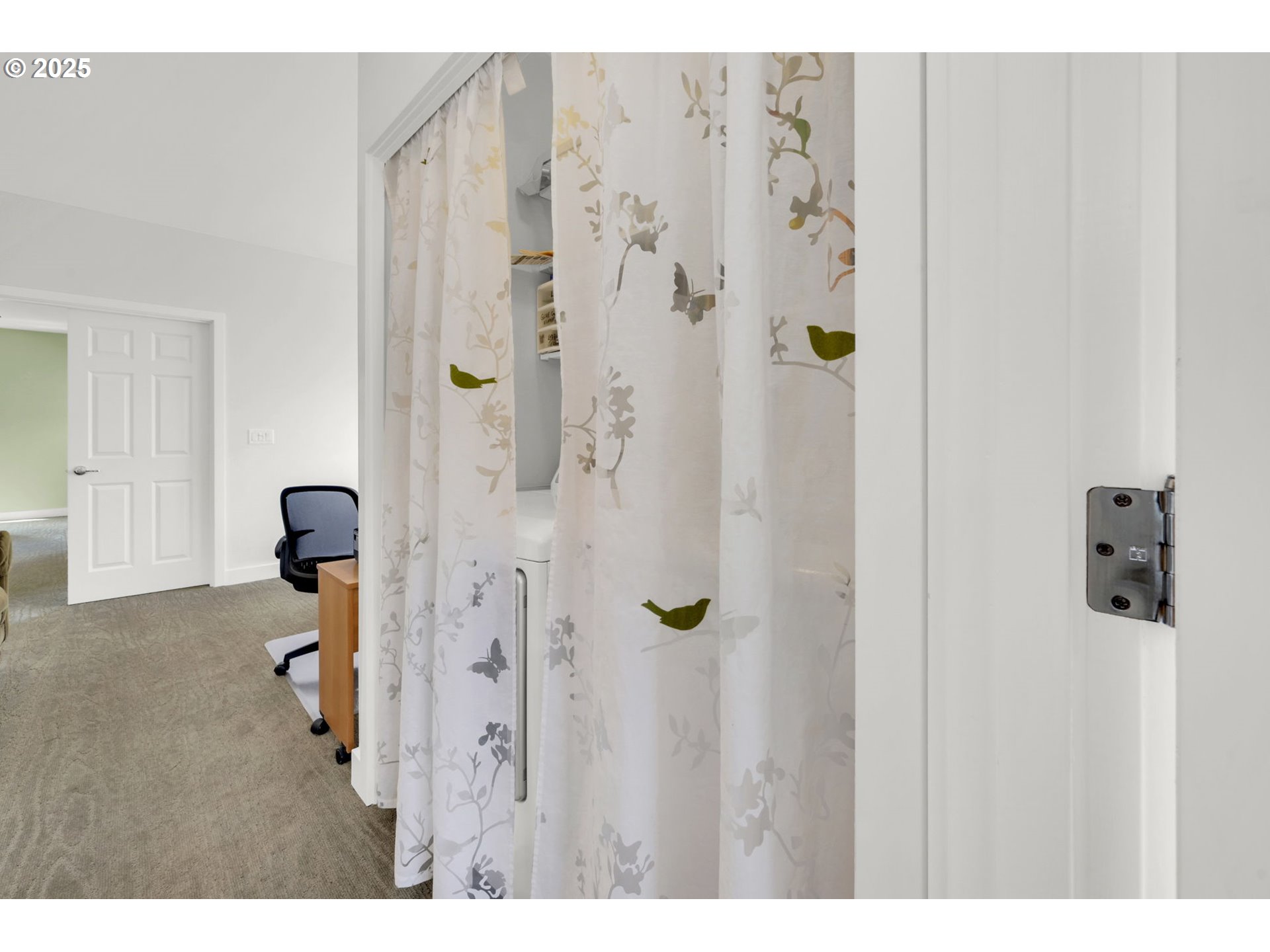 579 Wimbledon Court Eugene, OR 97401 - Photo 33 of 46 a bathroom with a shower