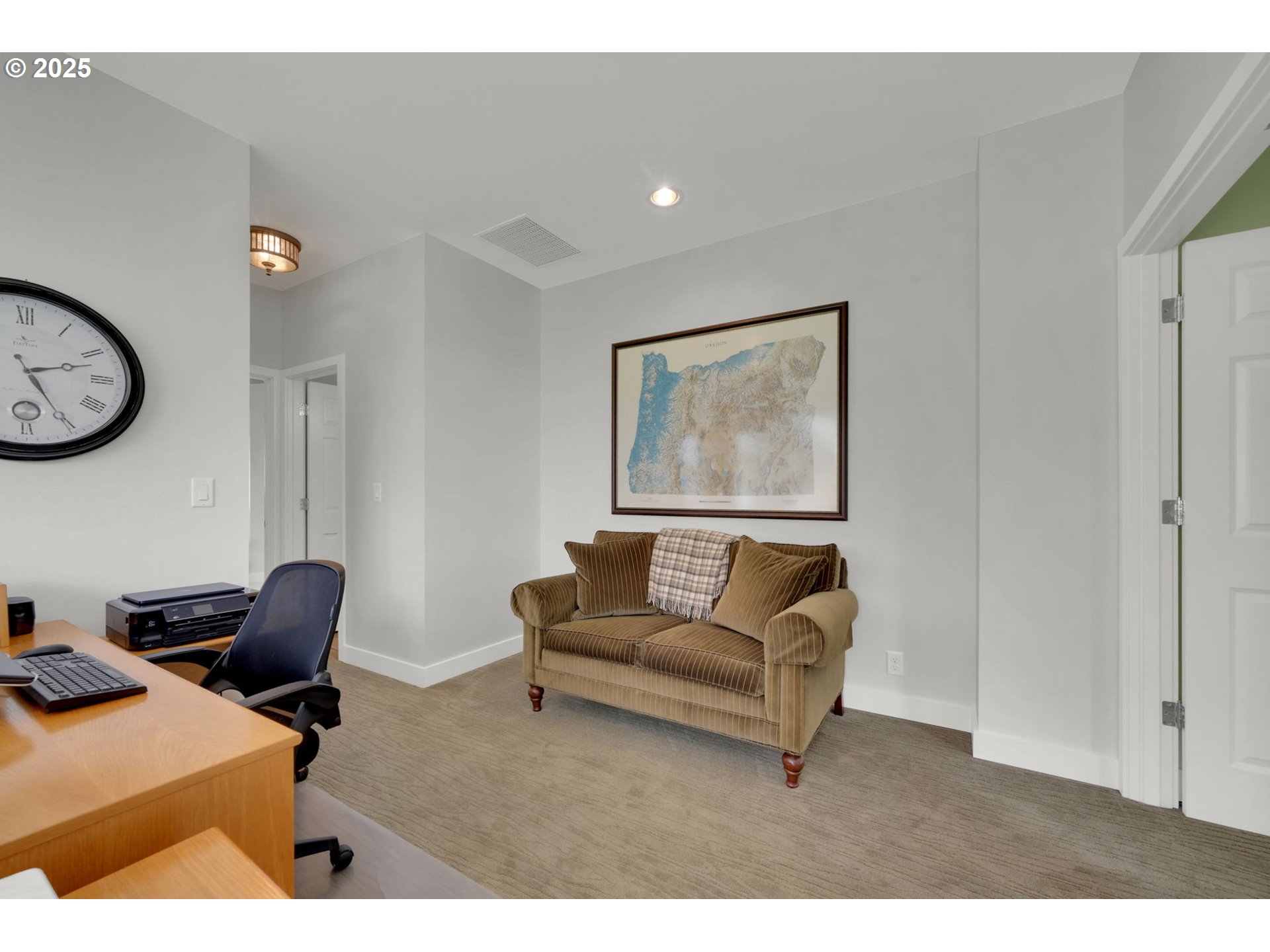 579 Wimbledon Court Eugene, OR 97401 - Photo 35 of 46 a living room with furniture and a window