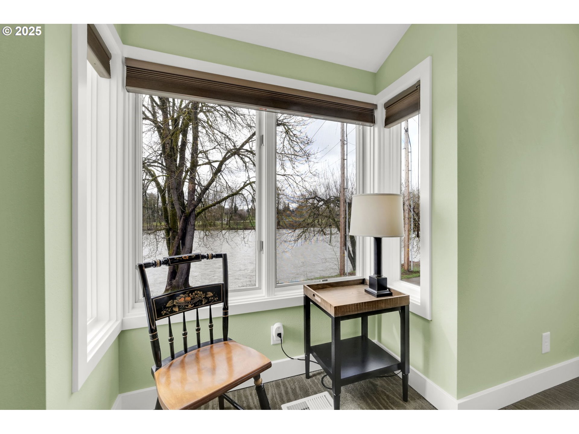 579 Wimbledon Court Eugene, OR 97401 - Photo 38 of 46 a living room with furniture and a window