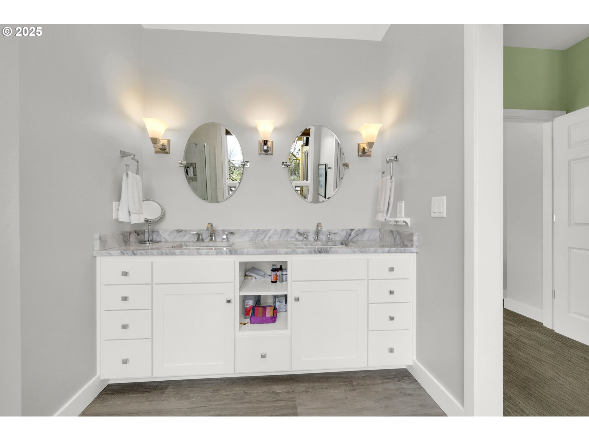 579 Wimbledon Court Eugene, OR 97401 - Photo 40 of 46 a bathroom with a sink and a mirror