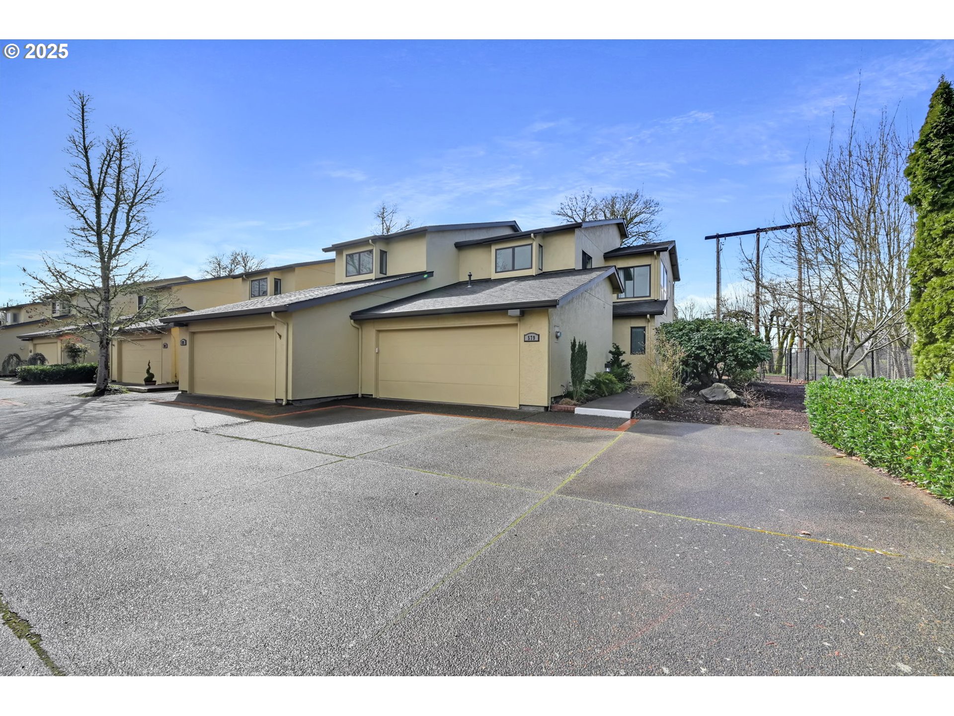 579 Wimbledon Court Eugene, OR 97401 - Photo 5 of 46 a view of a house with a garage and a garage