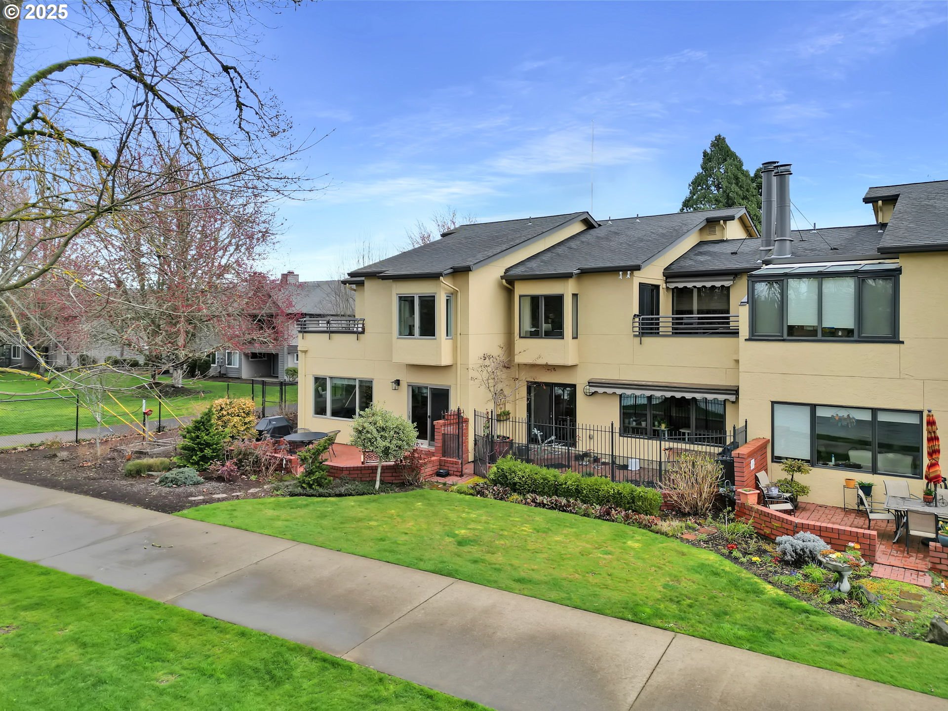 579 Wimbledon Court Eugene, OR 97401 - Photo 10 of 46 a front view of house with yard and green space