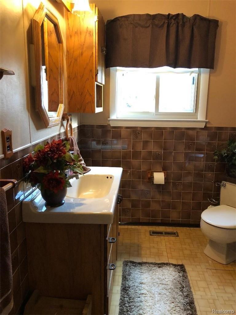 33200 King Road New Boston, MI 48164 - Photo 17 of 17 KING BATH 3.jpg