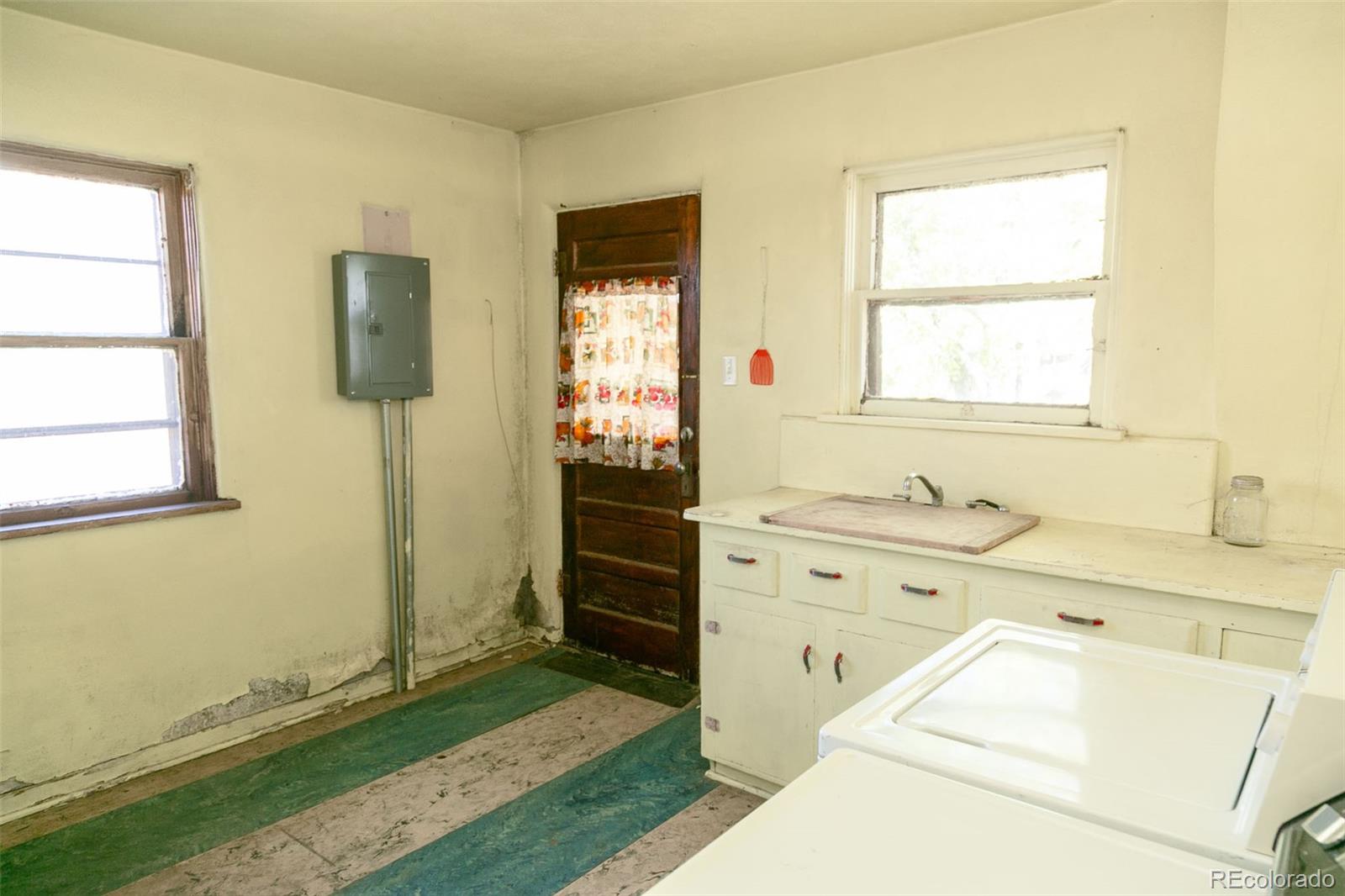 6771 West County Road Del Norte, CO 81132 - Photo 14 of 49 a bathroom with a sink mirror and a bathtub