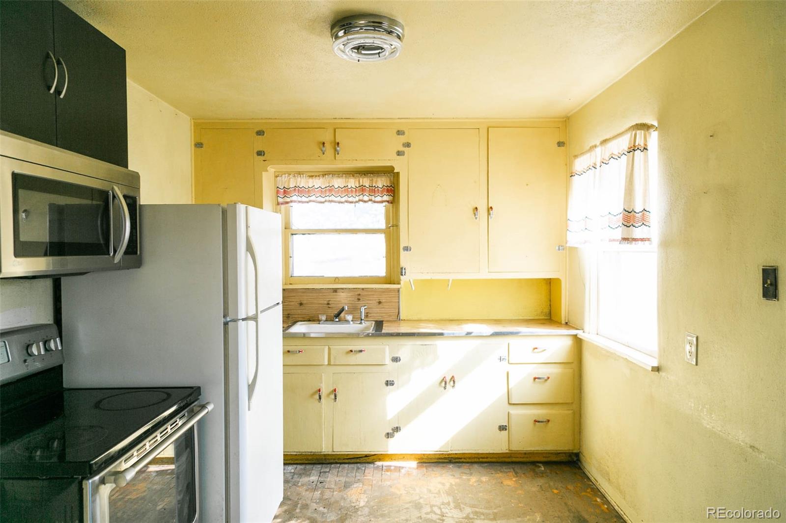 6771 West County Road Del Norte, CO 81132 - Photo 5 of 49 a kitchen with a stove a refrigerator and a sink