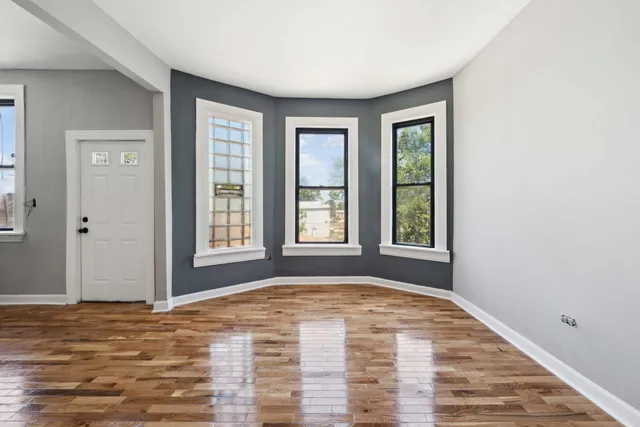a view of empty room with window
